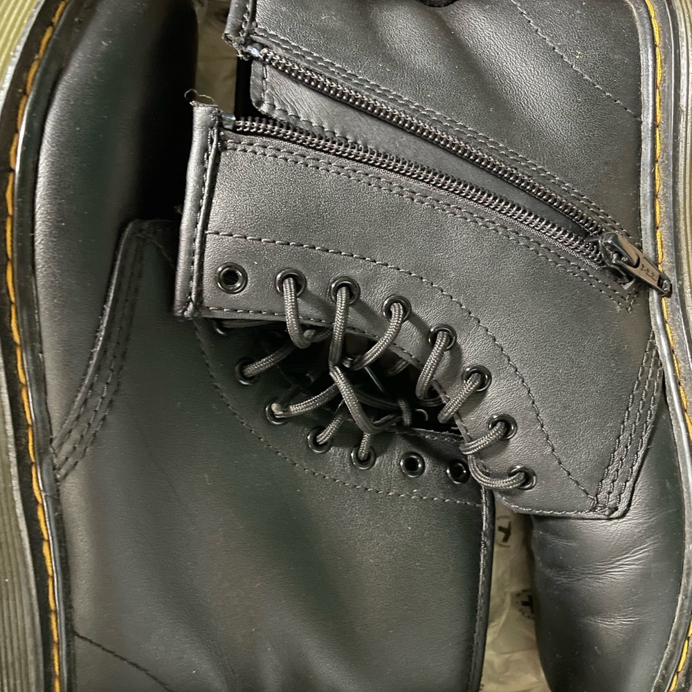Boots black Dr Martens